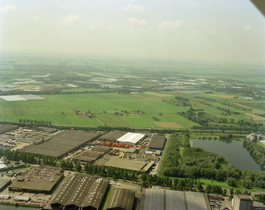 805878 Luchtfoto van de polder Lage Weide te Utrecht met op de voorgrond een deel van het industrieterrein Lage Weide; ...